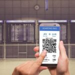 Passager vérifiant son pass de bording sur son téléphone à l'aéroport
